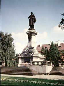 Estátua de Adam Mickiewicz (1798-1855) erigida em 1898 de Polish School