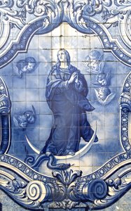 Detalhe de um painel decorativo mostrando a Virgem Maria esmagando a serpente, Lamego, Portugal. 1738 de Portuguese School
