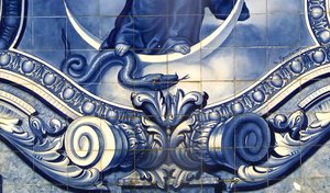 Detalhe de um painel decorativo mostrando a Virgem Maria esmagando a Serpente, Lamego, Portugal. 1738 (azulejos cerâmicos) de Portuguese School