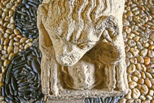 Leão comendo um homem, base de sarcófago de D. Afonso Pires, antigo Bispo do Porto, Lamego, Portugal c.1372 (pedra) de Portuguese School