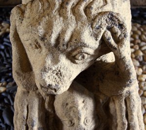 Leão comendo um homem, base de sarcófago de D. Afonso Pires, antigo Bispo do Porto, Lamego, Portugal c.1372 (pedra) de Portuguese School