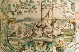 Telhas de majólica representando cães atacando um touro, da sala de caça no Palácio da Praia, Belém, c.1680 (cerâmica) de Portuguese School