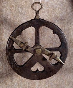 Instrumento de medição: Astrolábio náutico português do século XVI. Oxford. Universidade