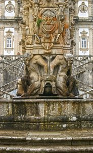 Atlantes míticos na base de um Obelisco, Lamego, Portugal. 1738 (granito) de Portuguese School