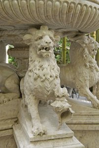 Leão mítico de corno Atlantes na base de uma fonte, Quinta da Regalia;Sintra;Portugal c.1915 (pedra) de Portuguese School