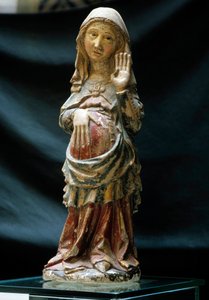 Arte portuguesa: representação da Virgem grávida com uma mão na barriga. Escultura em pedra policromada