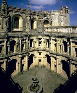 Vista do Claustro dos Felipes, concluída após 1584 de Portuguese School