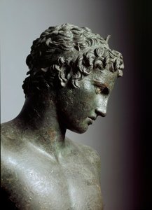 Arte grega: "o jovem de Marathon" (efebe) estátua de Hermes adolescente ou jovem atleta, Detalhe - Escultura de bronze feita por Praxitele (século IV a.C.), 330 a.C., Dim. 130 cm - Ateneu, Museu Nacional de Arqueologia - Juventude da Maratona (detalhe) - E