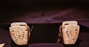 Detalhe de um jugo usado em jogos de balanças cerimoniais, Vera Cruz (pedra) de Pre Columbian Pre Columbian