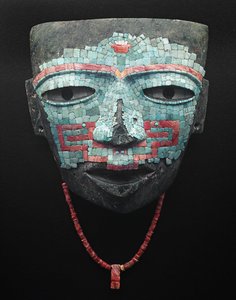 Máscara funerária coberta por mosaico turquesa e concha vermelha. Artefacto de Teotihuacan, Cidade do México. Civilização Teotihuacan - Arte pré-colombiana: máscara funerária de pedras turquesas e rosas datada da civilização de Teotihuacan III (300-650 d.C