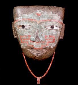 Arte pré-colombiana: máscara funerária datada da civilização de Teotihuacan III (300-650 d.C.) México. Cidade do México. Museu Nacional de Antropologia.