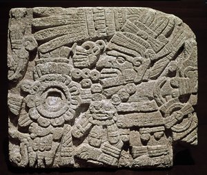 Arte pré-colombiana, civilização mista: peitoral esculpido representando uma personagem ricamente vestida - de Oaxaca, México Museu Nacional de Antropologia da Cidade do México, México de Pre Columbian Pre Columbian
