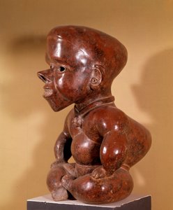 Arte pré-colombiana: estatueta de corcunda nua sentada. De Colima. Civilização das costas ocidentais. 300-1250 DC. Museu Arqueológico de Guadalajara. de Pre Columbian Pre Columbian