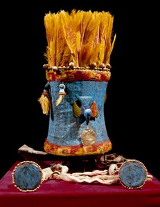 Civilização pré-colombiana Chancay (Peru): touca e brincos. Lima, Museo Amano, Peru - Arte pré-colombiana, cultura Chancay (13-15 d.C.): toucado e brincos - Lima, Museo Amano, Peru - Arte pré-colombiana, cultura Chancay (13-15 d.C.): toucado e brincos - Li