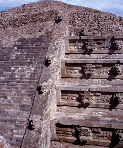 Civilização pré-colombiana: vista do local de Teotihuacan (300 AC-600 AD): o Templo de Quetzalcoatl ou Templo da Cobra Pluma. México de Pre Columbian Pre Columbian