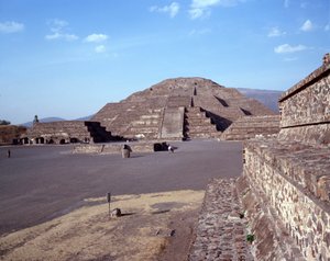 Civilização pré-colombiana: vista do local de Teotihuacan (300 AC-600 AD): o templo (ou pirâmide) da Lua. México de Pre Columbian Pre Columbian