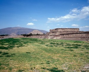 Civilização pré-colombiana: vista do local de Teotihuacan (300 AC-600 AD): o templo (ou pirâmide) do sol. México de Pre Columbian Pre Columbian