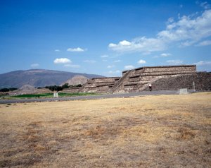 Civilização pré-colombiana: vista do local de Teotihuacan (300 AC-600 AD): o templo (ou pirâmide) do sol. México de Pre Columbian Pre Columbian
