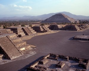 Civilização pré-colombiana: vista do local de Teotihuacan (300 AC-600 AD): o templo (ou pirâmide) do sol. México de Pre Columbian Pre Columbian