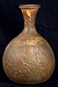 Garrafa com representação de um combate entre um cavaleiro e um guerreiro a pé (terracota) de Precolombian Precolombian