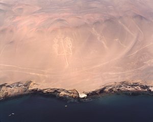 Vista aérea do Candelabro de Paracas ou do Candelabro dos Andes, na Baía de Pisco (1983 - Fotografia) de Prehistoric Prehistoric