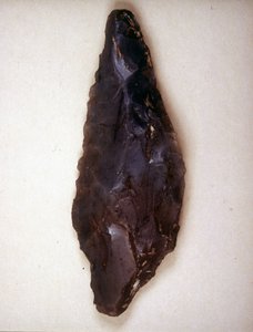 As setas apontam para a pedra. Varèse. Museu Arqueológico de Milão de Prehistoric Prehistoric