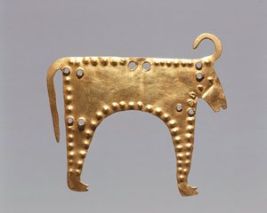 Bulgária, Sofia, Natsionalen Istoritcheski Muzej, Folha de ouro com figuras animais de Varna de Prehistoric Prehistoric
