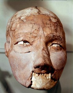 Arte Neolítica: crânio humano datado da Idade da Pedra (6000-4000 a.C.). De Jericó, Museu Arqueológico, Amman, Jordânia de Prehistoric Prehistoric