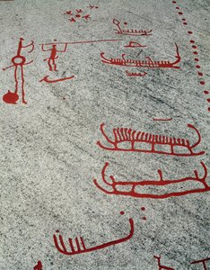 Idade do bronze nórdico: barcos e trenós, esculturas rupestres em Tanum, Suécia de Prehistoric Prehistoric