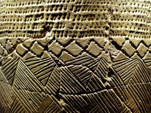 Olaria com decoração "penteada", cerca de 8000 AC do Período Neolítico, Amsa-Dong, Coreia. Fotografia, Museu Nacional de Seul, República da Coreia de Prehistoric Prehistoric