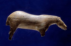 Arte pré-histórica (Magdaleniano Médio): escultura em um redondo de cavalo em marfim mamute da caverna de Espelugues (Hautes-Pyrenees) Dim. 0,073x0,035x0,017 m. Saint Germain en Laye, Museum of National Archaeology
