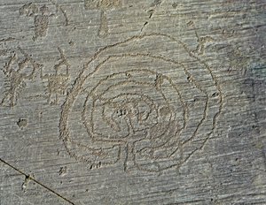 Pré-história, civilização Camunni, arte rupestre: uma grave rocha da representação de guerreiros armas de escudos e espadas, e um labirinto. Período entre o Neolítico e a Idade do Bronze. Roche. 35 Capo di Ponte, Parco nazionale delle incisioni rupestri di de Prehistoric Prehistoric