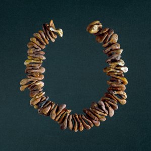 Pré-história, Idade da Pedra: colar de ossos da caverna de Polesine, Vêneto. Roma, Museo Nazionale Preistorico Etnografico Luigi Pigorini de Prehistoric Prehistoric