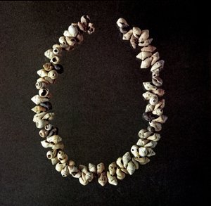 Pré-história, Idade da Pedra: colar de conchas da caverna de Polesine, Venetie. Neolítico médio. Roma, Museo Nazionale Preistorico Etnografico Luigi Pigorini de Prehistoric Prehistoric