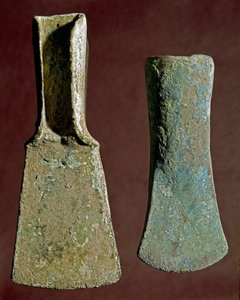 Pré-história: machado e ponta de lança em pedra. Civilização dos Apeninos (ou Idade do Bronze Italiano). 1400-1300 AC. Perugia, Museo Archeologico Nazionale dell