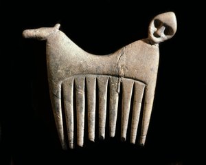 Pré-história: pente fino com cabeça de homem e cavalo da ilha de Gotland. Idade da Pedra. Museu Sueco de Antiguidades Nacionais, Estocolmo Suécia