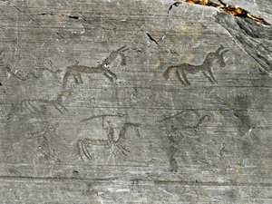 Pré-história, civilização dos Camunni, arte rupestre: uma pedra tumular de uma cena de caça, um caçador agarra-se a uma lança. Período entre o Neolítico e a Idade do Bronze. Capo di Ponte, Parco nazionale delle incisioni rupestri di Naquane, Valcamonica, V de Prehistoric Prehistoric