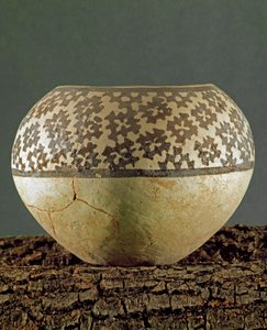 Pré-história: vaso de barro com decorações geométricas do tipo Anau do sítio de Gheoksjur (Turquemenistão do Sul). 4000-3500 BC Eneolítico, Idade do Cobre. São Petersburgo, Museu Hermitage, Rússia. de Prehistoric Prehistoric