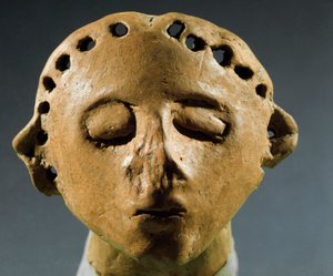 Pré-história, cultura de Cucuteni-Trypillia (Cucuteni Trypillia ou Tripolya): cabeça da estátua de barro. 3000 AC Neolítico, Idade da Pedra. Kishinev (Chisinau), Instituto Histórico de Ciências da República da Moldávia.