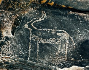 Pré-história, arte rupestre: pedra tumular da representação de um antílope. Idade da Pedra 5000-2000 AC. Taghit, planalto Haut du Hoggar (Ahaggar), Argélia de Prehistoric Prehistoric
