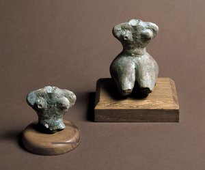Pré-história: pequeno ídolo (esquerda) datado do Neolítico Médio. Reconstituição à direita. Da Caverna Delle Arene em Candide (Ligúria). Pegli, Museo Villa Pallavicini de Prehistoric Prehistoric