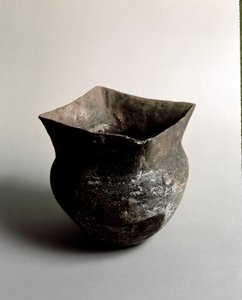 Pré-história: vaso de terracota com abertura quadrada da era neolítica da Caverna Delle Arene em Candide (Ligúria). Pegli, Museo Villa Pallavicini de Prehistoric Prehistoric