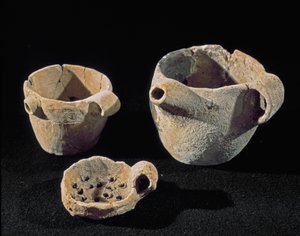 Pré-história: vários acessórios de mesa. Idade do Ferro. Da Umbria. Perugia, Museu Nacional de Arqueologia da Umbria de Prehistoric Prehistoric