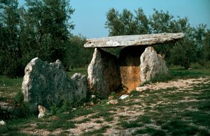Pré-história: vista do dólmen de Chianca com o seu corredor de entrada. Idade da Pedra, Neolítico. Século VI-XIII AC. Bisceglie, Puglia, Itália. de Prehistoric Prehistoric