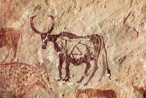 Pintura rupestre: representação de um cervídeo. Caverna de Tadrart Acacus Líbia de Prehistoric Prehistoric