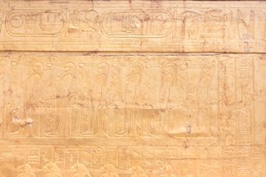 O santuário exterior dourado da câmara funerária de Tutankhamun, Museu Egípcio, Cairo, Egipto de Prehistoric Prehistoric