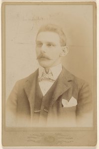 [Homem não identificado com bigode]. de Price