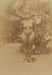 [Mulher sul-africana, nua].