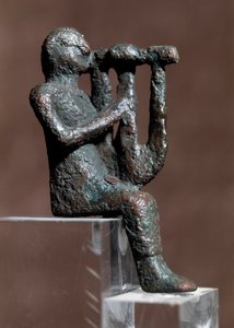Músico tocando cítara (estatueta de bronze, século 4-2 a.C.)