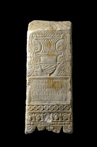 Arte Púnica (Cartaginesa): estela votiva decorativa de um queimador-perfume (perfumes queimadores). De Cartagena, Espanha. Século III-2º a.C. Dim. 33x14x11 cm Cartagena, Museo de Cartagena, Espanha.